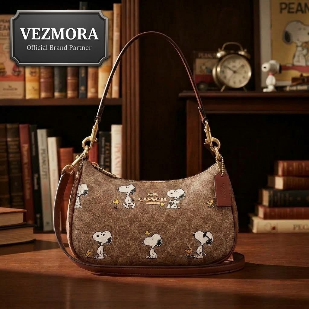 Vezmora Coach x Peanuts Signature Canvas Snoopy Print Shoulder Bag
